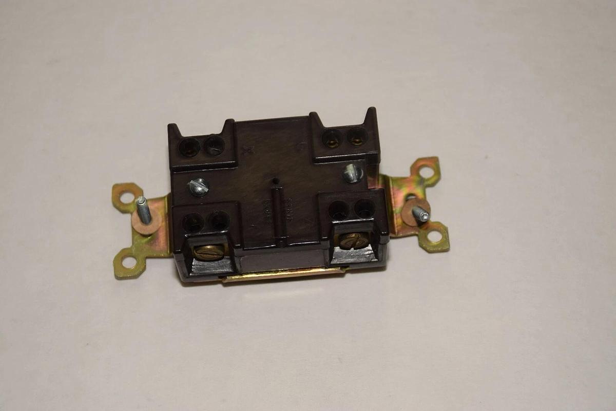 GE GENERAL ELECTRIC L-15 20A 250V 3 PHASE TWIST LOCK RECEPTACLE NEW