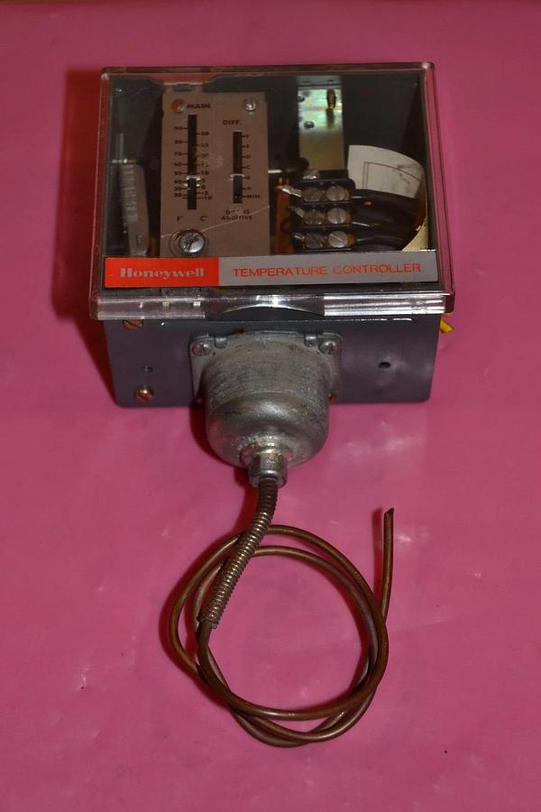 Used HONEYWELL TEMPERATURE CONTROLLER HH23AG034