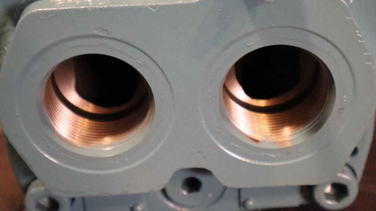 Parker Variable Volume Piston Pump PVP2310R210 1300psi max 23cm (NOS)