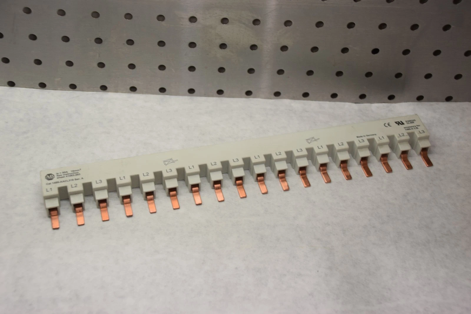ALLEN BRADLEY 1489-AACL318 1489AACL318 SERIES A BUS BAR NEW