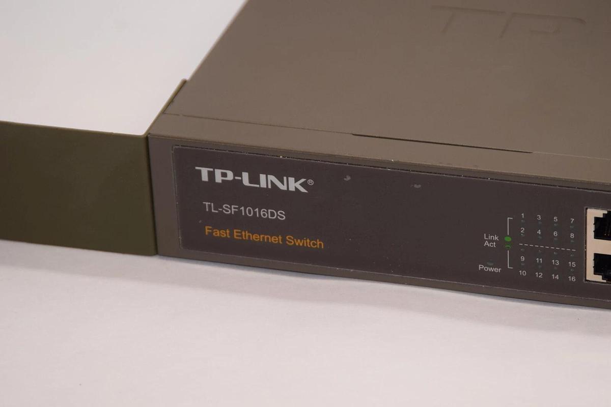 Used TP-LINK TL-SF1016DS 100-240V 50/60Hz 0.3A 16-Port Fast Ethernet Switch