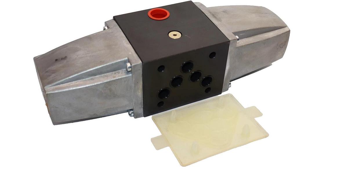 Eaton Vickers Directional Pilot Valve DG4S4-016C-50 DG4S4016C50 115v coil (NEW)