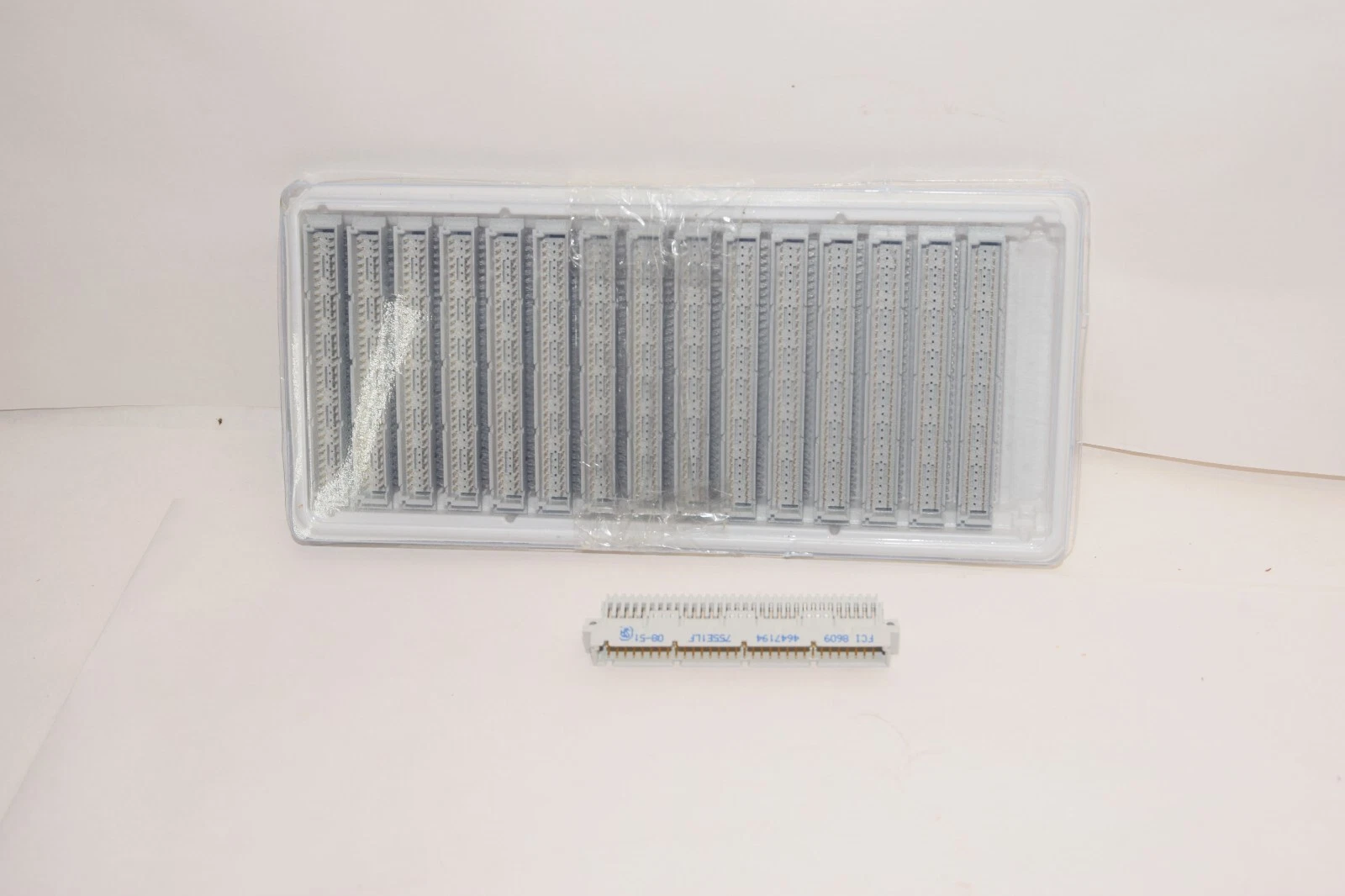 (NEW -Pk 16) AMPHENOL FCI 8609 4647194 755E1LF FC186094647194755E1LF Connector
