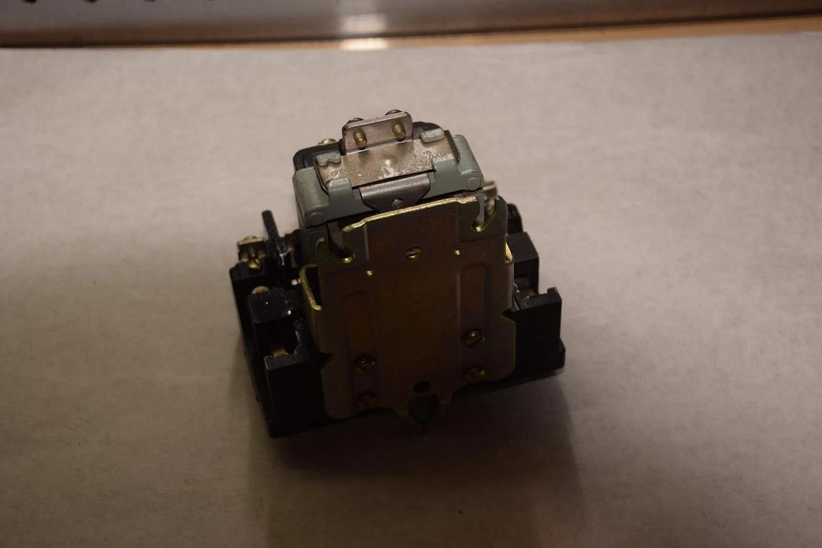 Used GENERAL ELECTRIC CR2810A14DE 10A 115V COIL CONTACTOR