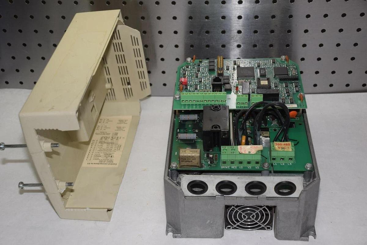 Used ABB ACS300  ACS311-6P6-3 ACS3116P63 380/480V 12.1A 10A VARIABLE FREQUENCY DRIVE