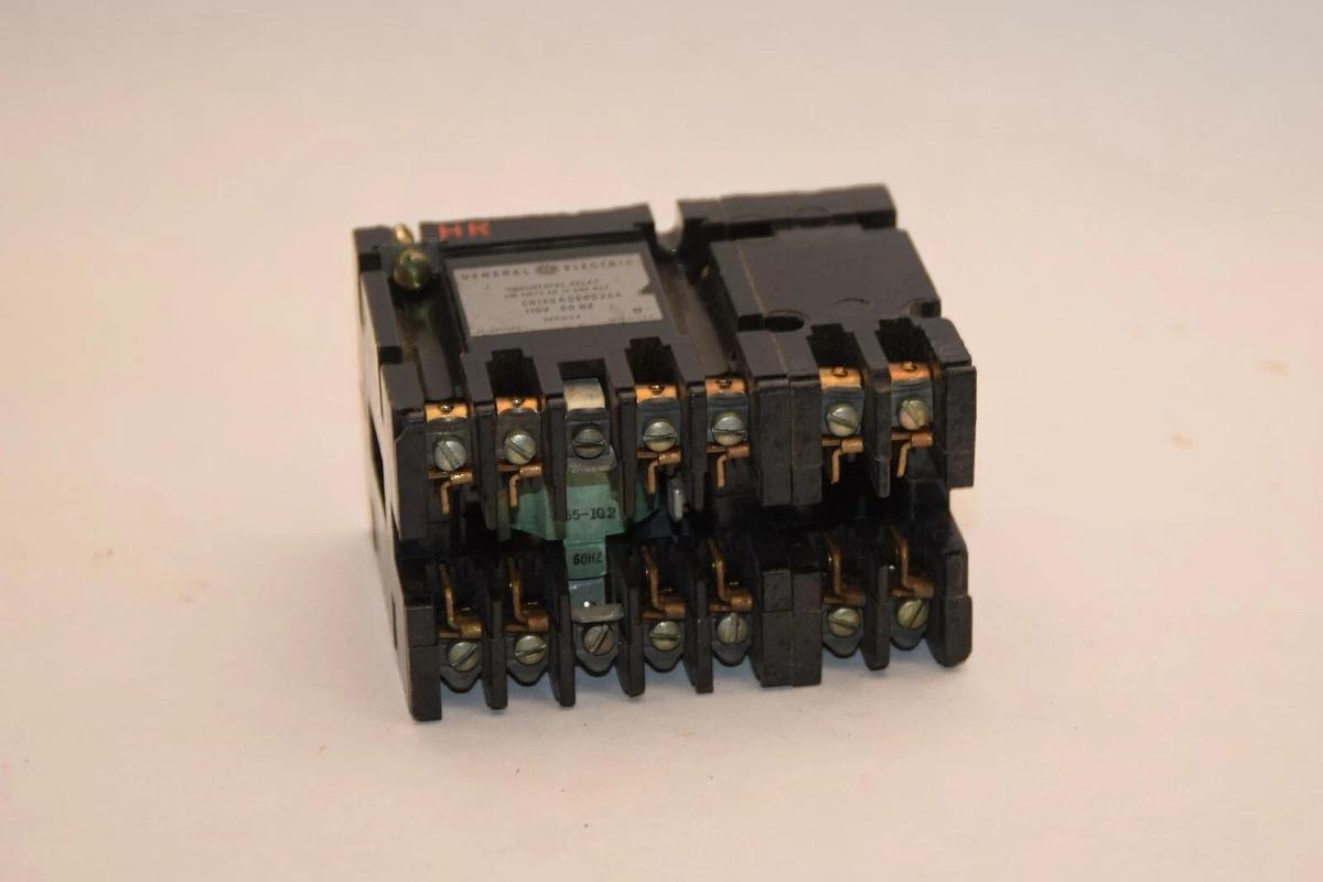 Used GENERAL ELECTRIC CR120A06002AA 115V 60Hz 300V 10A Series A Industrial Relay