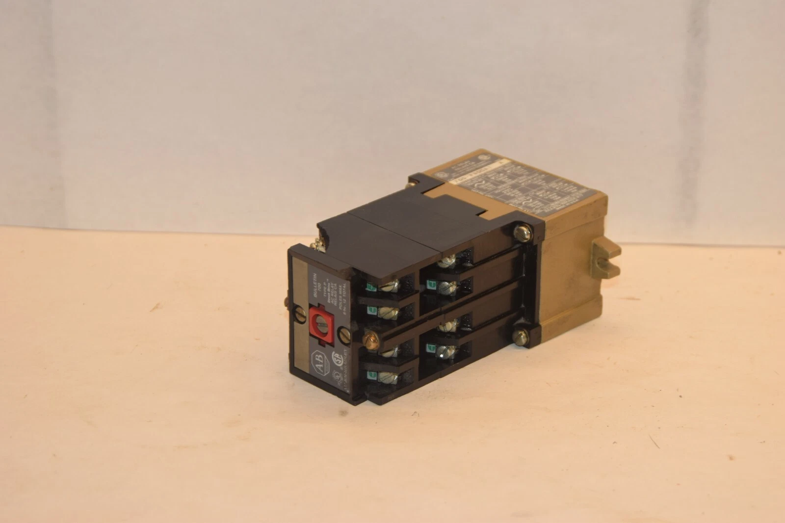 Used ALLEN BRADLEY 700-P800A1  700P800A1 Series A 115-120V Direct Drive Relay