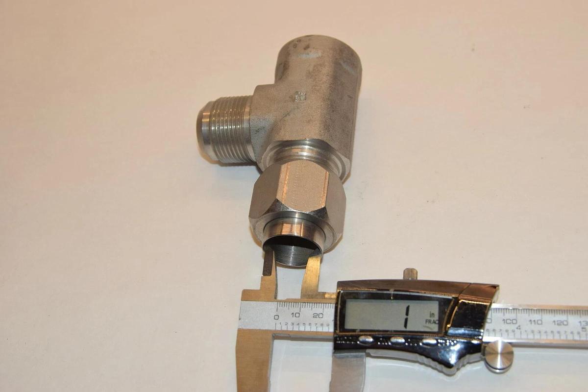 NEW PH 319-05582 1" NPT TEE TUBE FLAIR T Fitting STAINLESS STEEL Swagelok ?