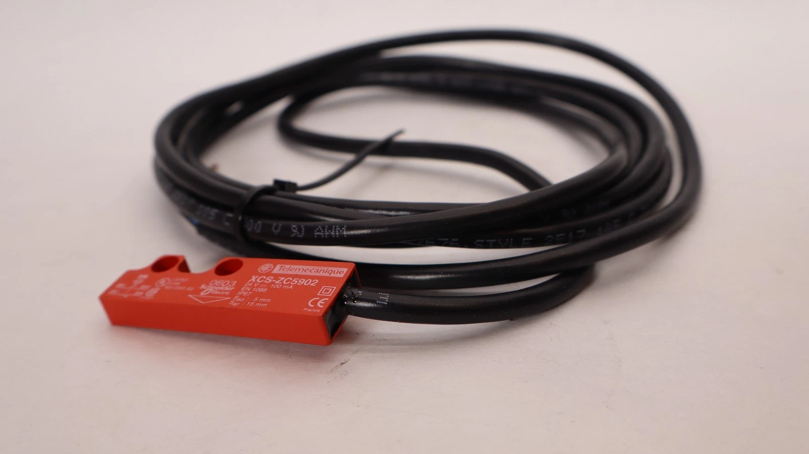 Telemecanique XCS DMC5902 , XCS-ZC5902 Short Magnetic Safety Switch (New)