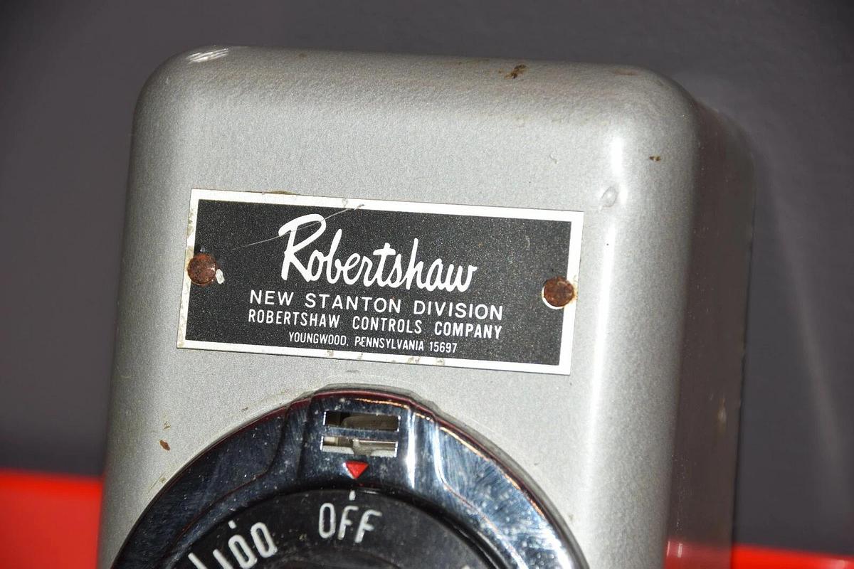 NEW ROBERTSHAW NEW STANTON DIVISION 100-550 TEMPERATURE RANGE