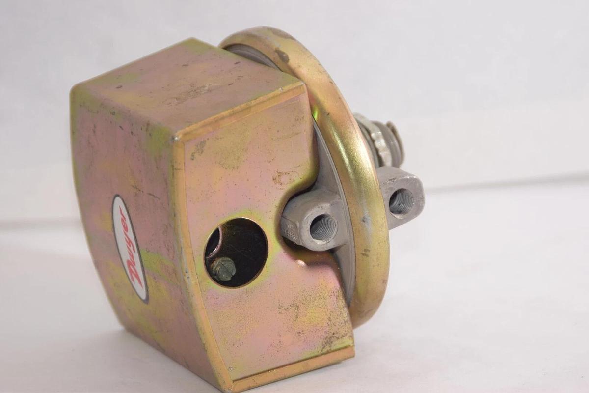Used DWYER 1823-80 15A Vertical Diaphragm Pressure Switch