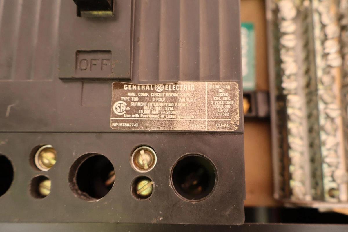 Used General Electric GE 225Amp 3Ph Main Lug Panelboard Back Plate Panel Interior