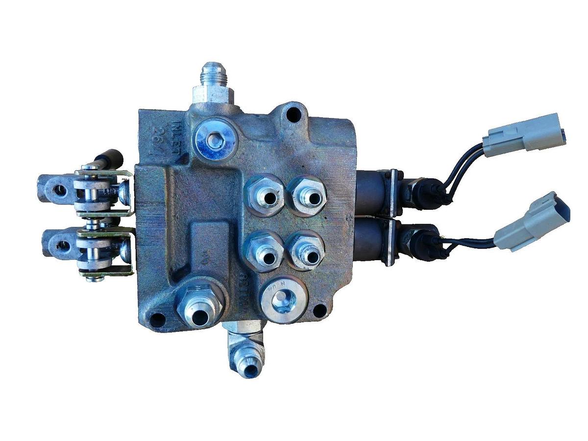 Used Altec 990660042, RH2LL Hydraulic Valve Block 2 Spool Manual lever Control Valve