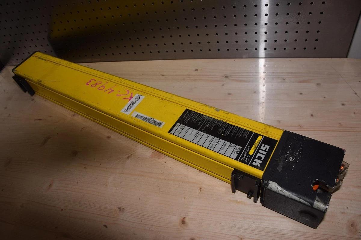 Used SICK 750-1211 2.12 24VDC 50/60Hz 30VA 738mm  SAFETY LIGHT CURTAIN