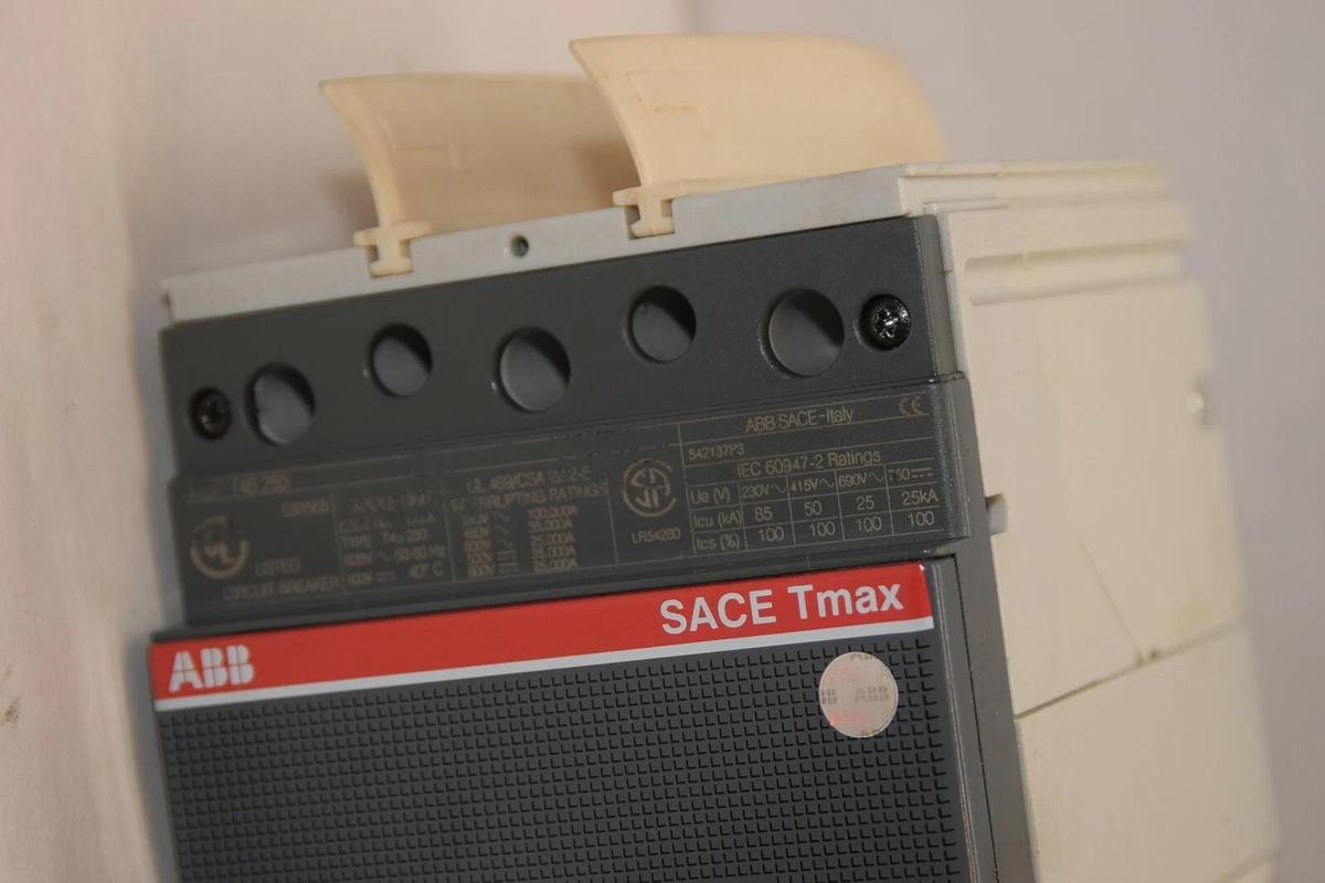 Used ABB SACE Tmax T4S 250 T4S250 3 Pole 250 Amp 250A 542137P3 E93565 Circuit Breaker