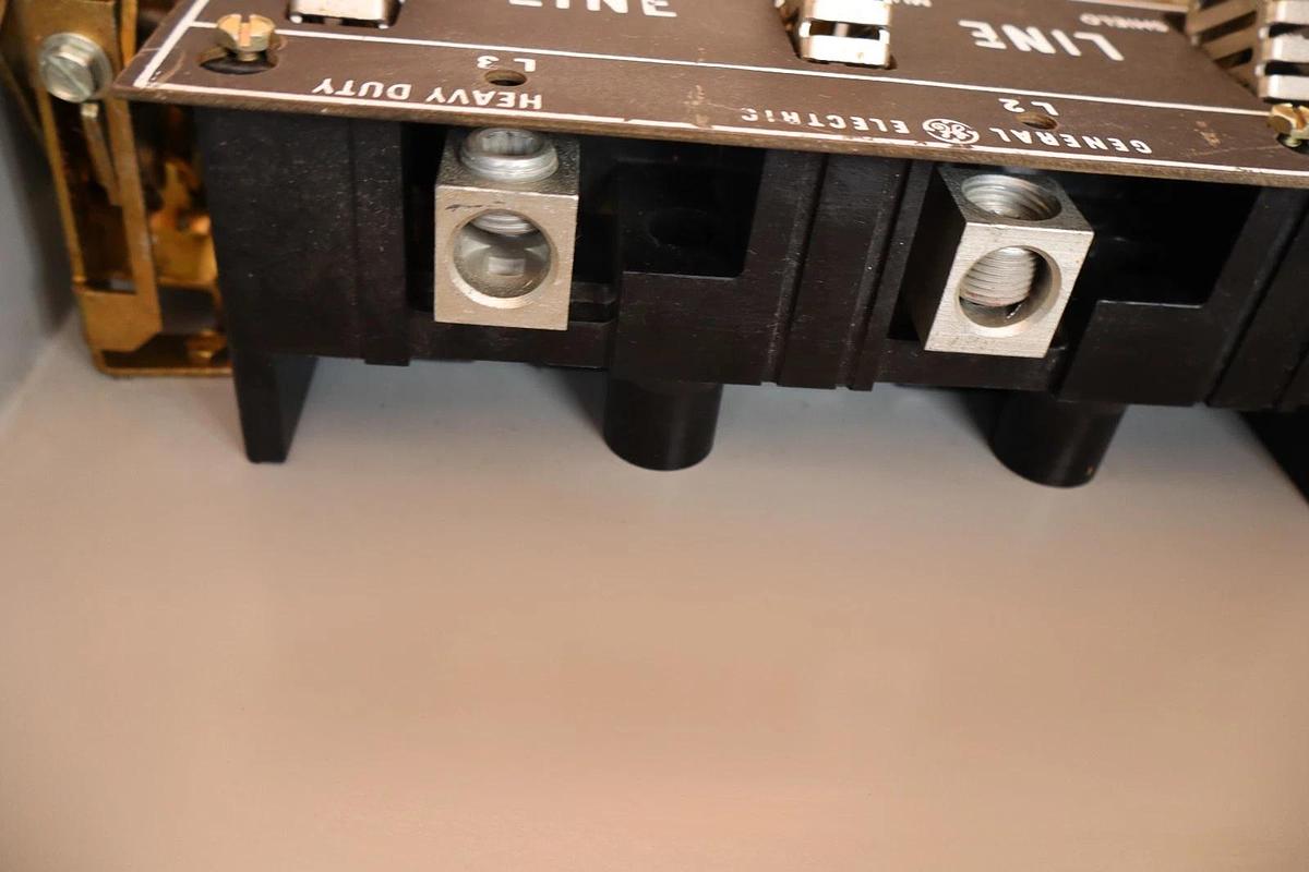 GE 200A Safety Switch Non-Fusible Enclosure Disconnect 250VDC THN3364 3Pole