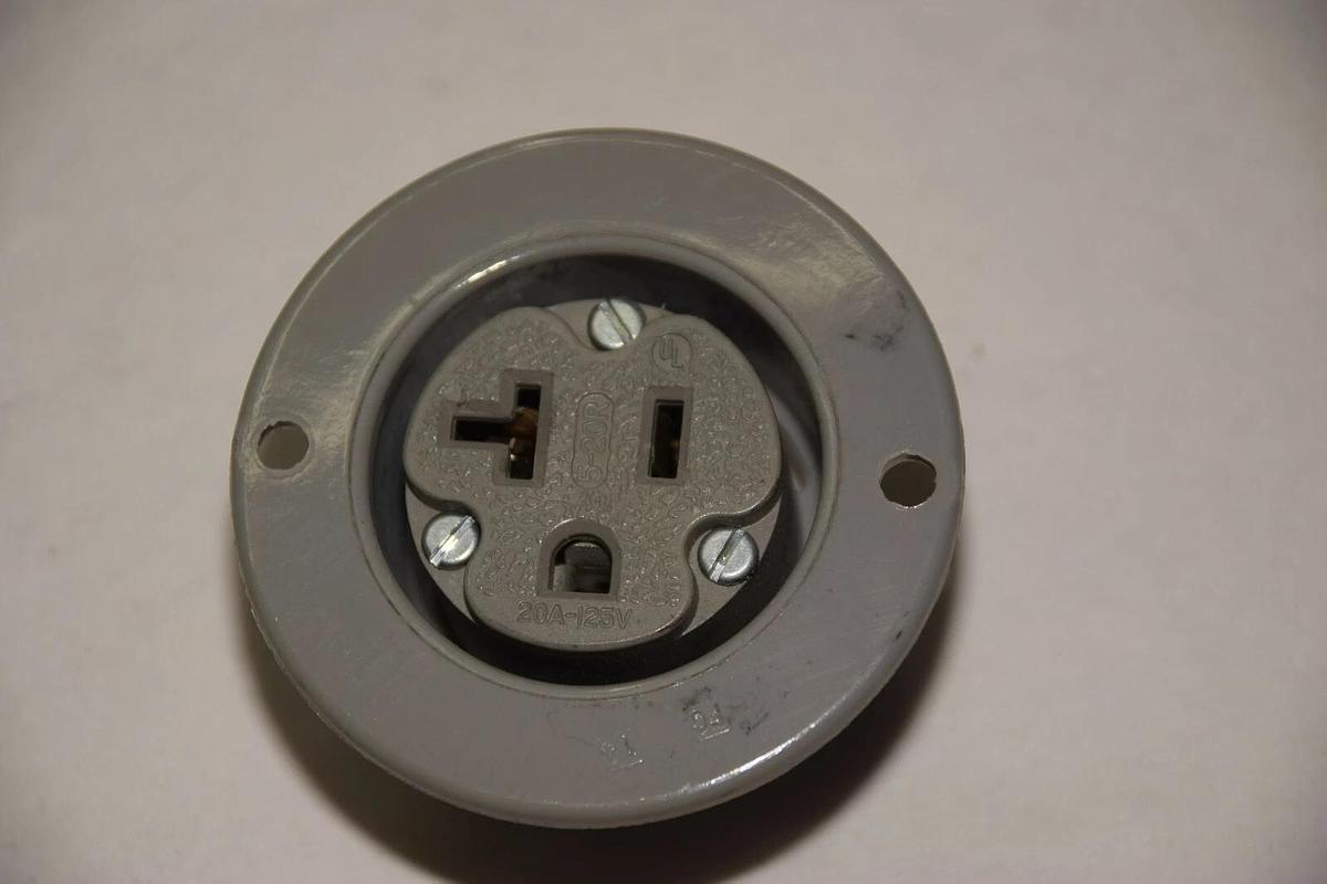 GE GENERAL ELECTRIC 5-20R 20A 125V FLANGED RECEPTACLE NEW