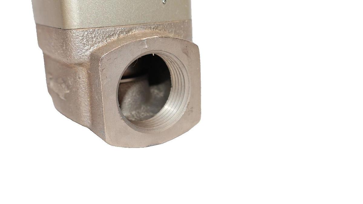 Used SMC 2-Way Solenoid Valve VNC411A-25A-5DZ VNC411A25A5DZ 0.25-0.7MPa