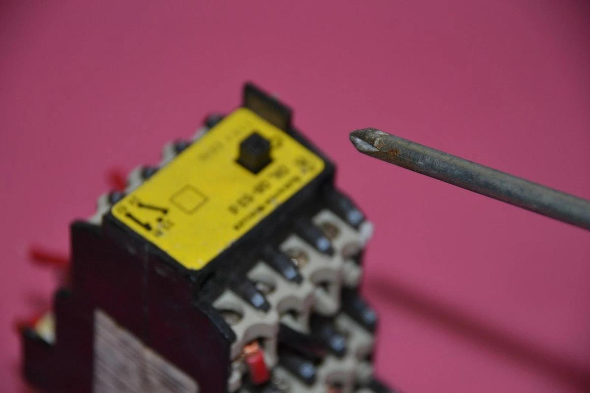 Used KLOCKNER MOELLER CONTACTOR DIL 08-53D DIL08-53D DIL-08-53-D 110V 60 HZ