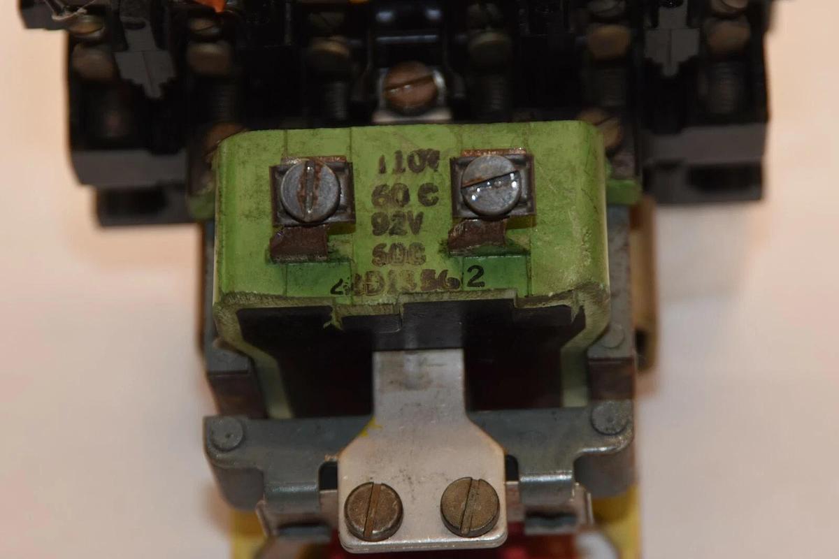 Used GENERAL ELECTRIC CR2810A14DE CR28 110V Coil Machine Tool Relay