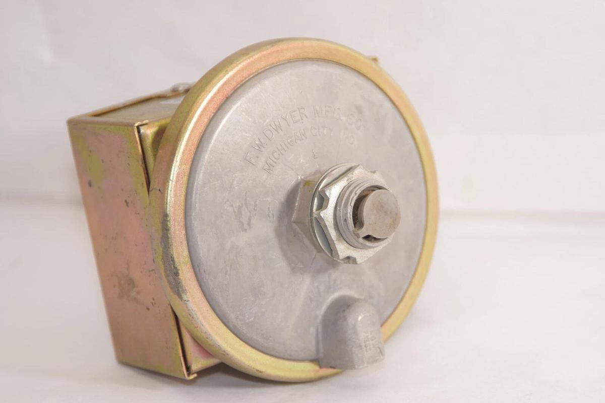 Used DWYER 1823-80 15A Vertical Diaphragm Pressure Switch