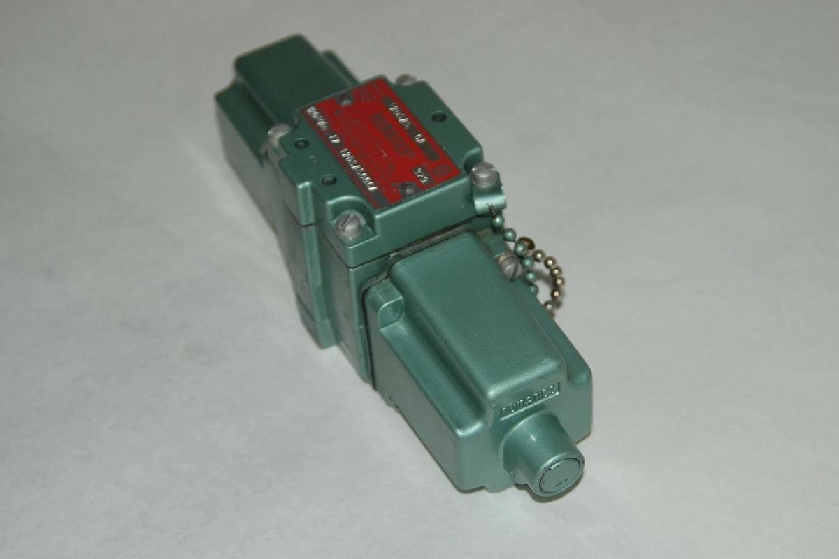 (NEW) NUMATICS 12DSA5 CA 12DSA500CA 120V .17A 50/60Hz Solenoid Control Valve