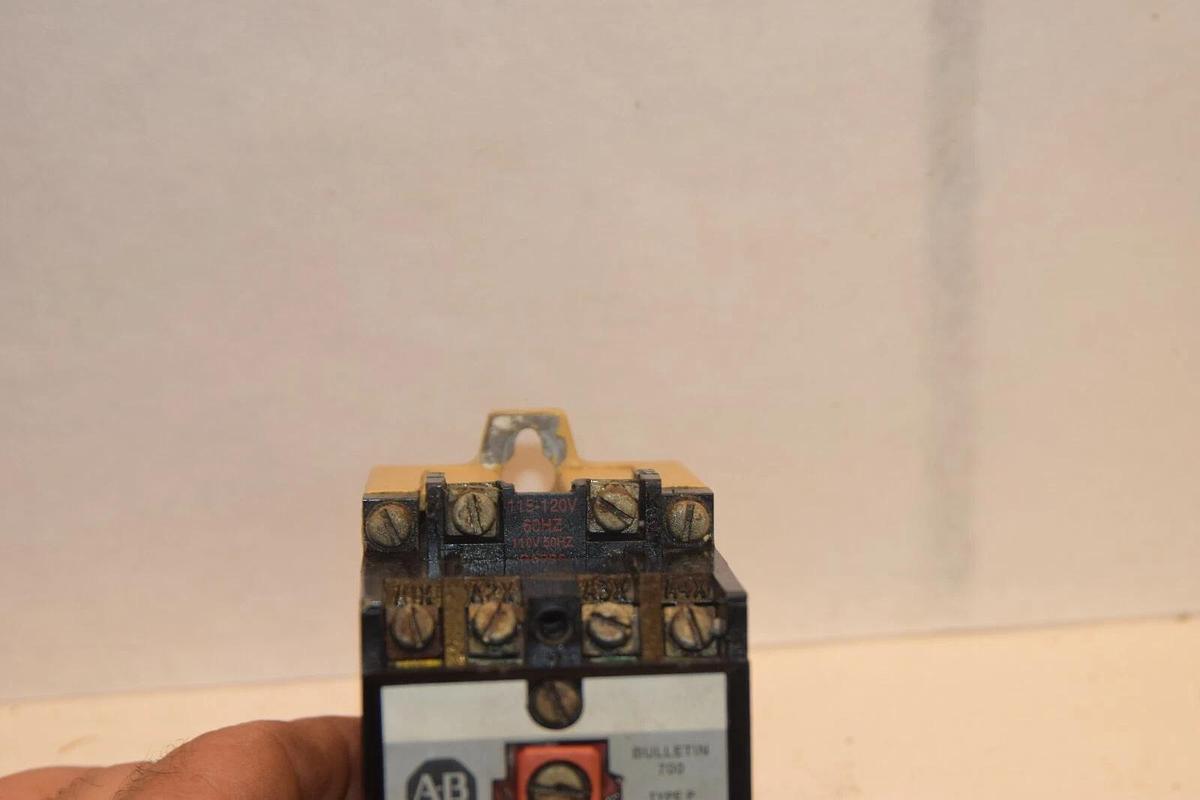 Used ALLEN BRADLEY 700-P400A1  700P400A1 Series A 115-120V Direct Drive Relay