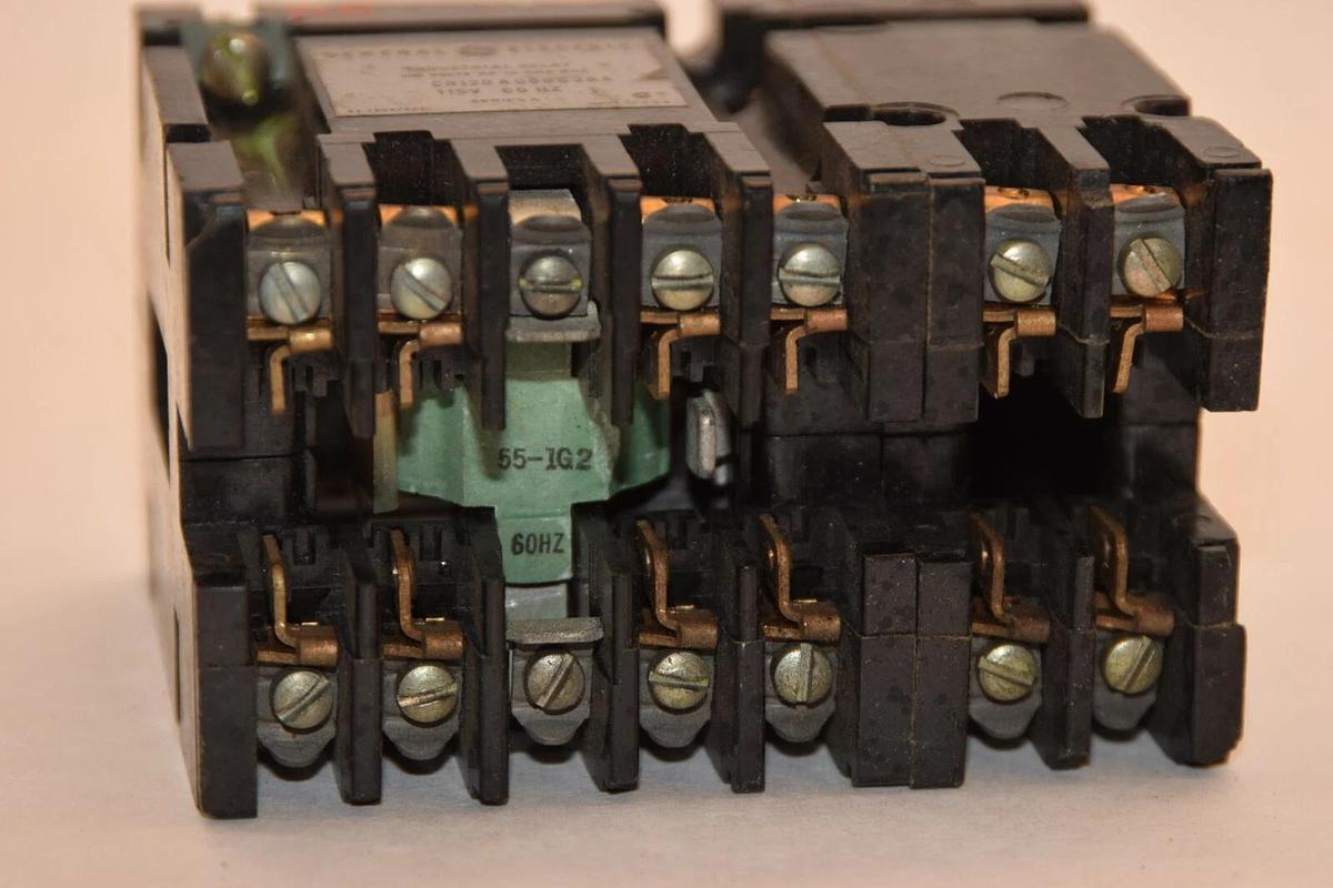 Used GENERAL ELECTRIC CR120A06002AA 115V 60Hz 300V 10A Series A Industrial Relay