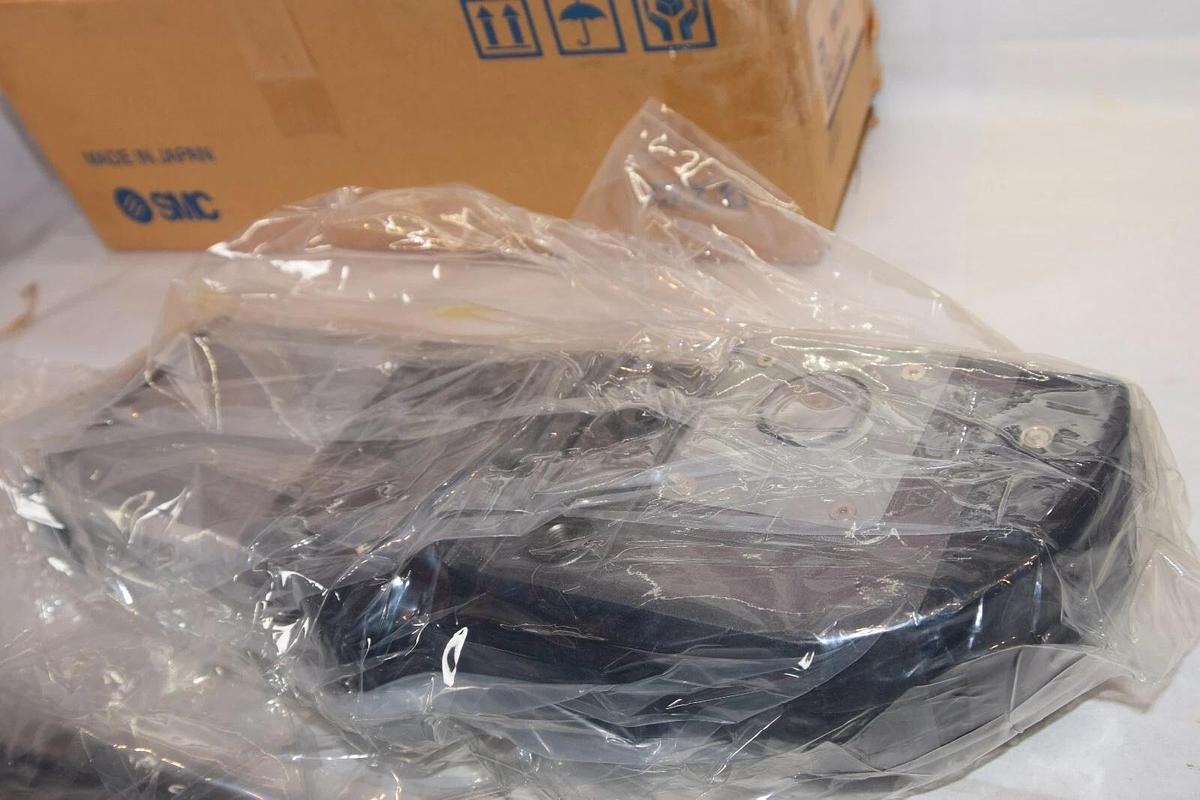 (NEW) SMC CKZ2N80-105-DCK0982K 0.8MPa Cylinder Clamp