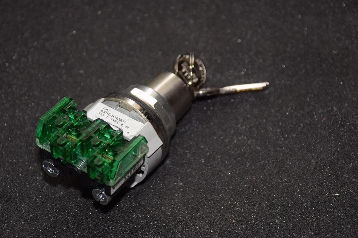 ALLEN BRADLEY 800TC-H3126D1 SERIES T 2 POS SELECTOR SWITCH WITH KEY NEW