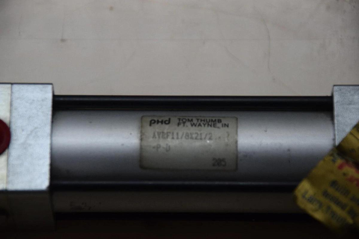 PHD AVRF11/8X21/2-P-D PNEUMATIC CYLINDER NEW
