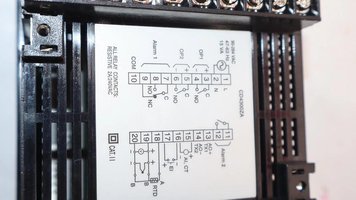 Future Design Controls FDC-4300-41131130 90-264Vac Temperature Controller (New)