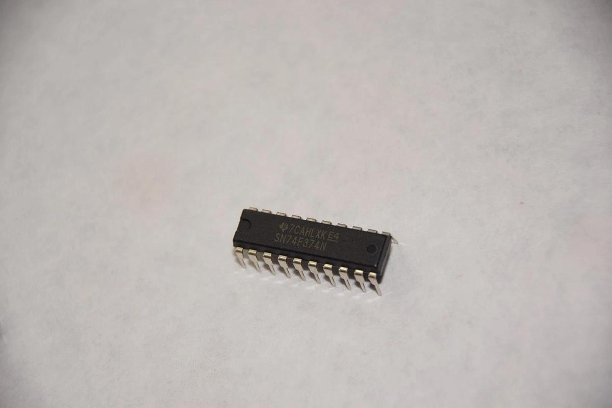 (LOT OF 18) TI SN74F374N 7CAHLXK INTEGRATED CIRCUIT NEW