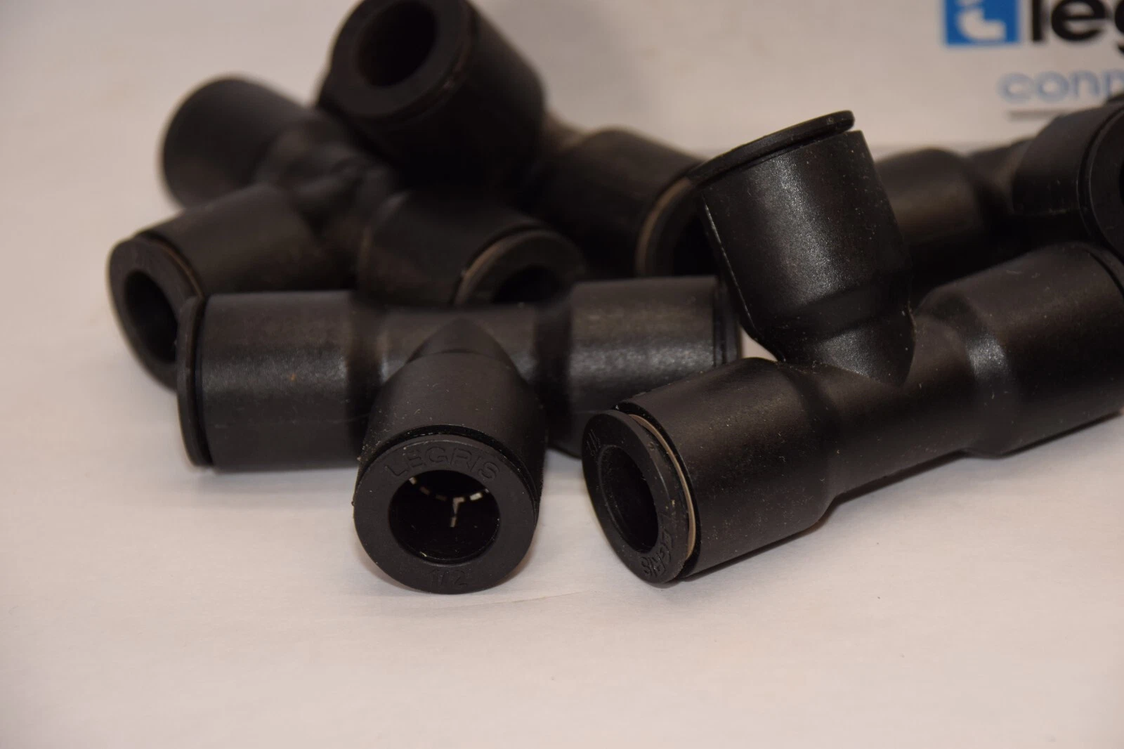 (NEW - Box of 7) LEGRIS Push-to-Connect 1PEU8 1/2" Union Tee Fitting