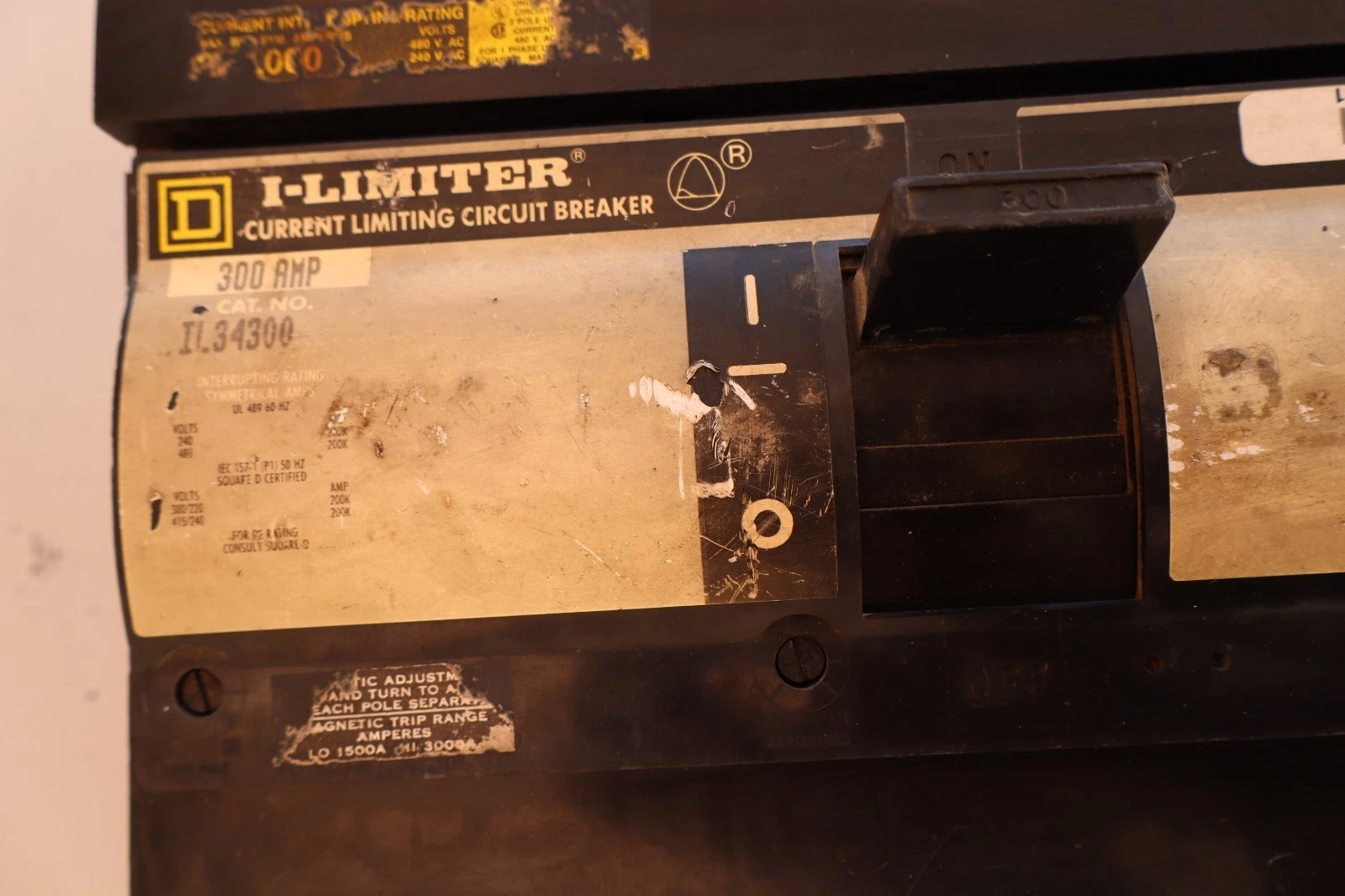 Used Square D I-Limiter Circuit Breaker 300 Amp IL34300 300A Frame 3Pole