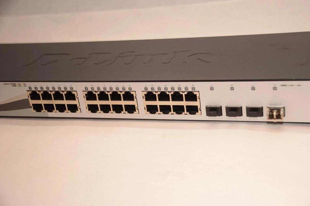 Used D-LINK DGS-1210-28 100-240V 0.6A Web Smart Switch