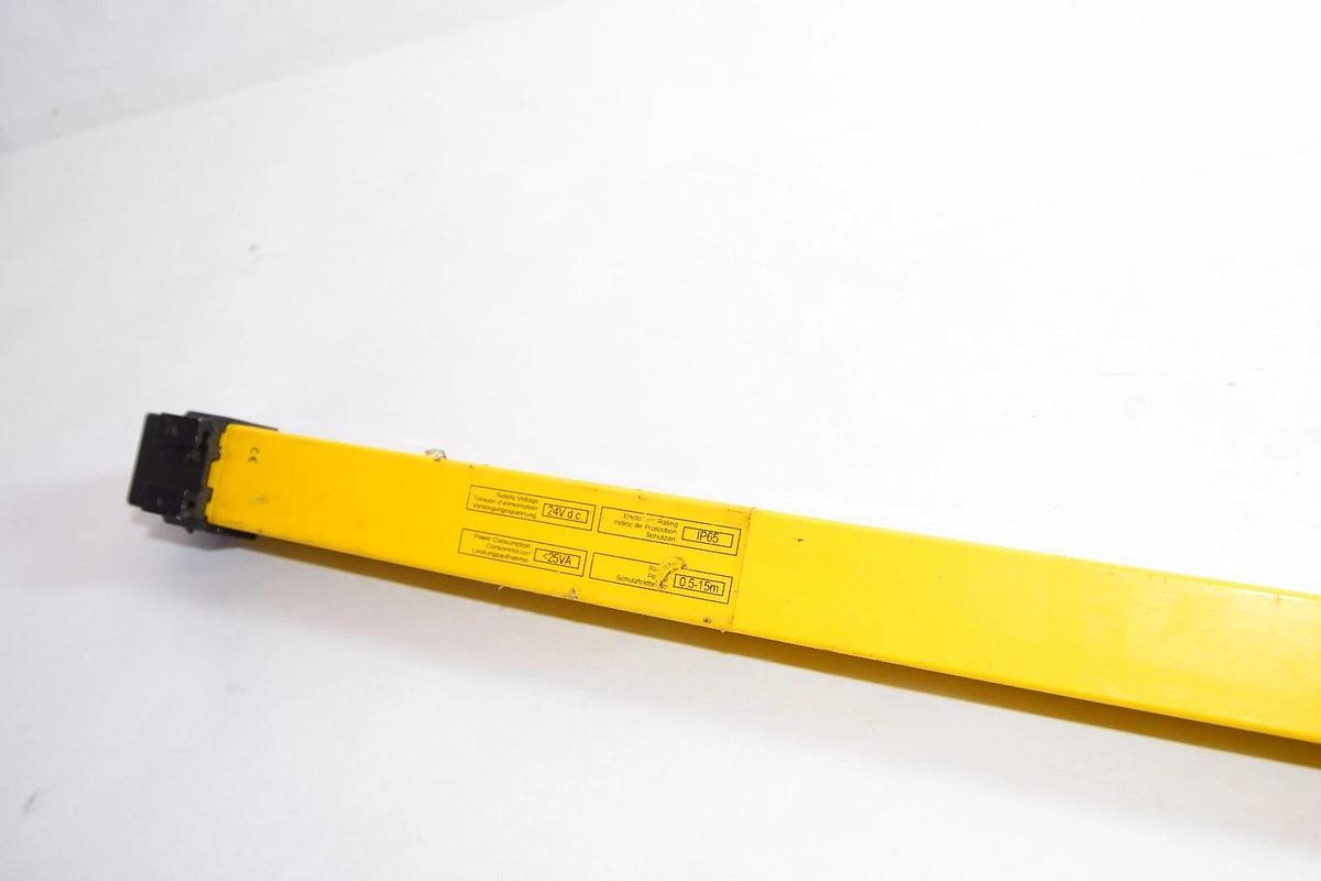 Used GUARDSTAR BS1230R B-Series Receiver Light Curtain *Small Crack*