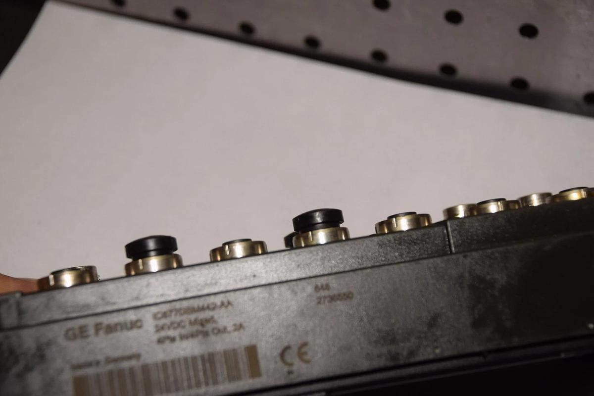 Used GE FANUC  IC677DBM442-AA  4 PTS. IN / 4 PTS. OUT, 24VDC  (DIO 4/4)