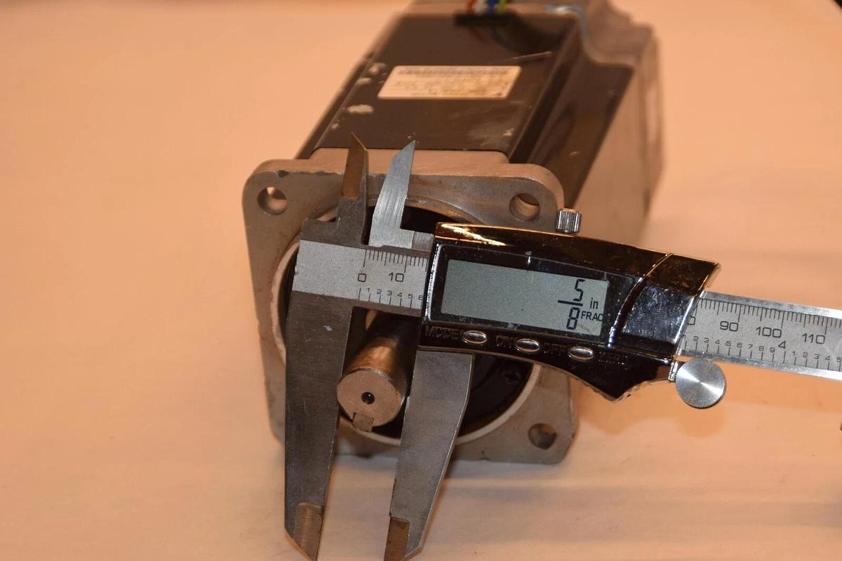 Used Yaskawa AC Servo Motor SGML-08AF14 750W 200V 4.4A N.m 2.39 r/min 3000 Ins. B