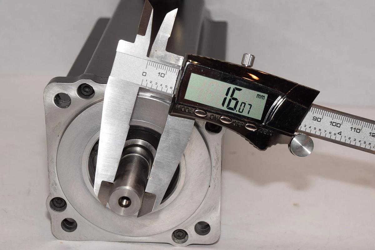 Used ALLEN BRADLEY CAT VPL-B1003T-PK14AA Series A 480V 3Ph Kinetic AC Servo Motor