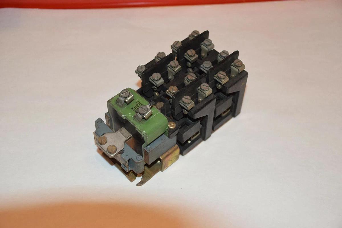 Used GENERAL ELECTRIC CR2810A 14BL 115V 60Hz COIL MACHINE TOOL RELAY