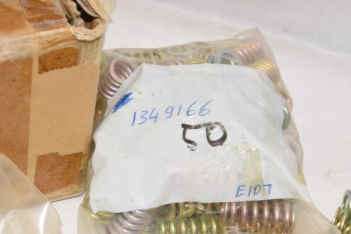 (NEW - Approx. Lot 45) SMC 1349166 1-1/4" x 5/8" Springs