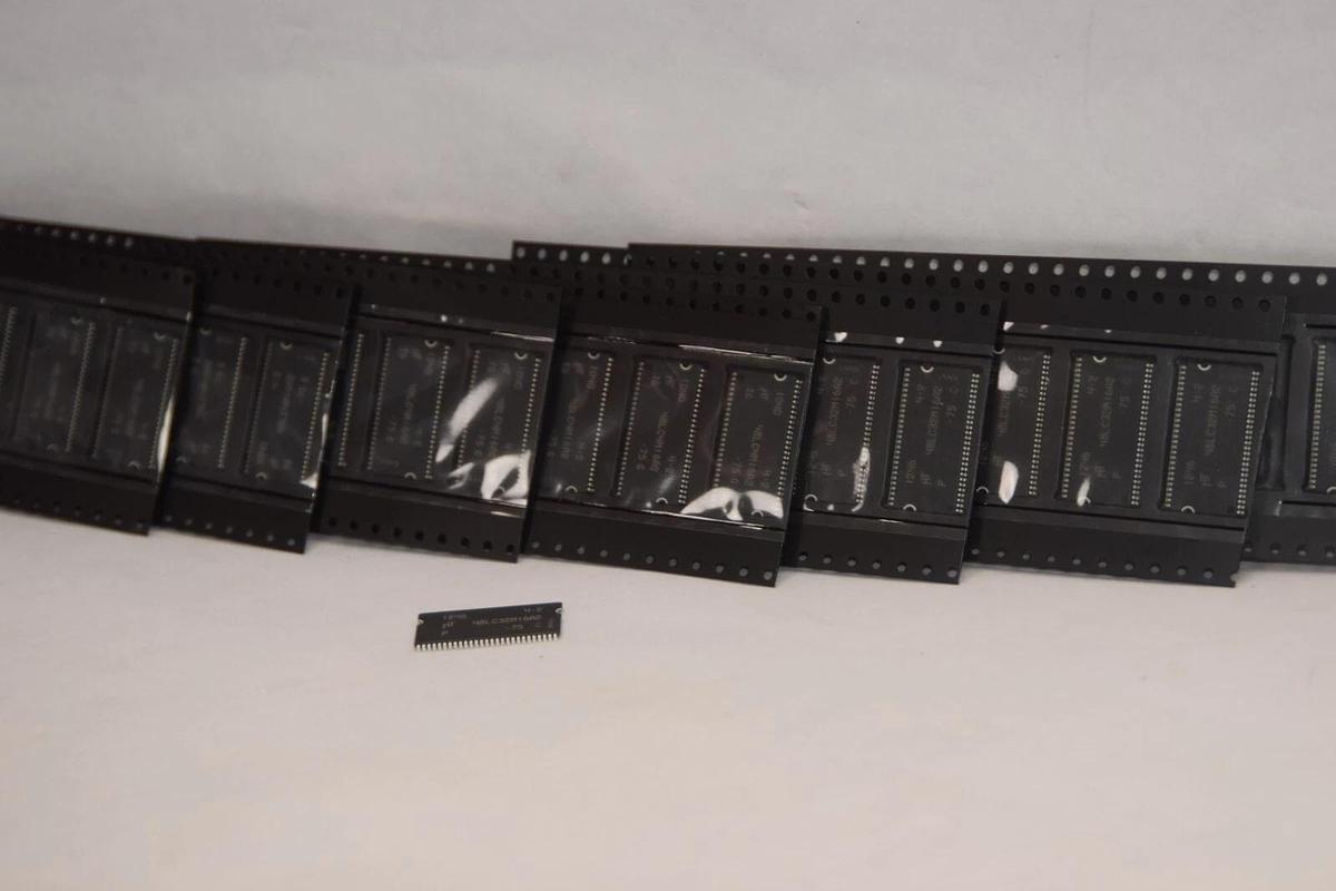 (NEW - Lot of 44) 48LC32M16A2 , K4S641632K-UC75 SDRAM MT48LC4M16ATG IC Chip