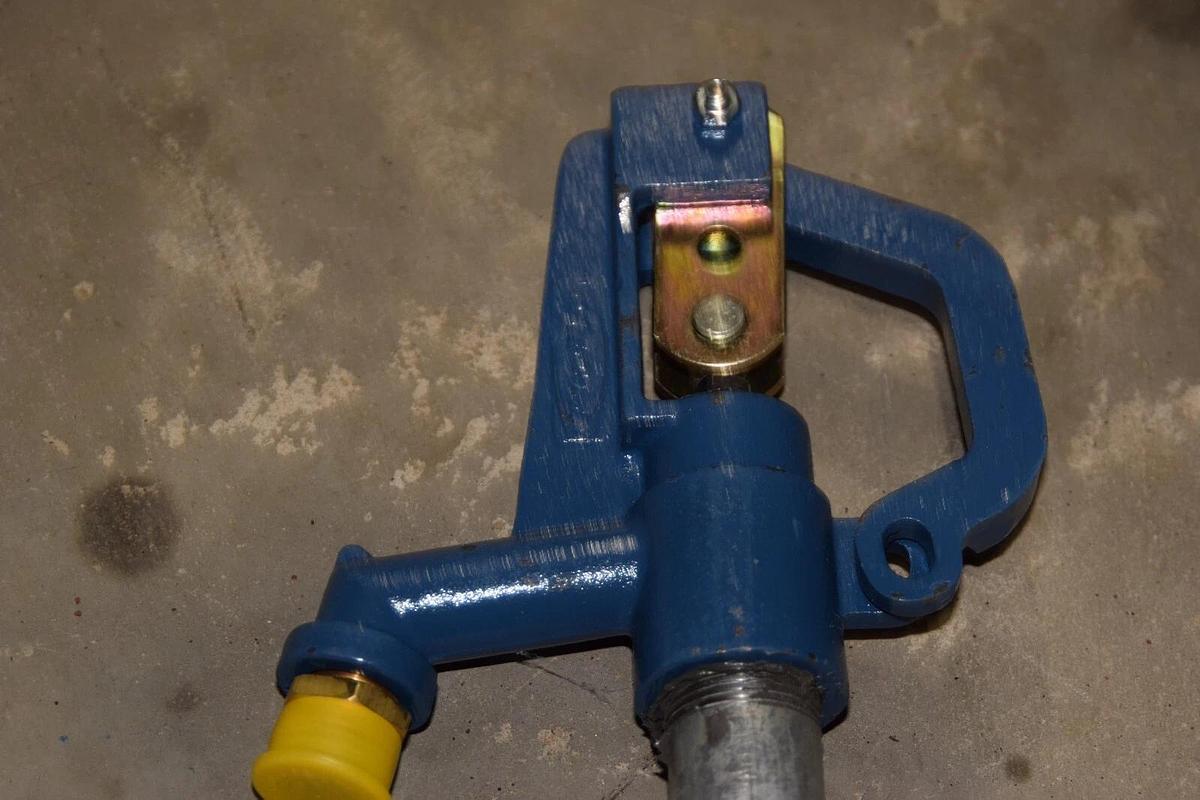 (NEW) PROFLO PFXEM7505 Frostproof Yard Hyrant 5' Bury Depth