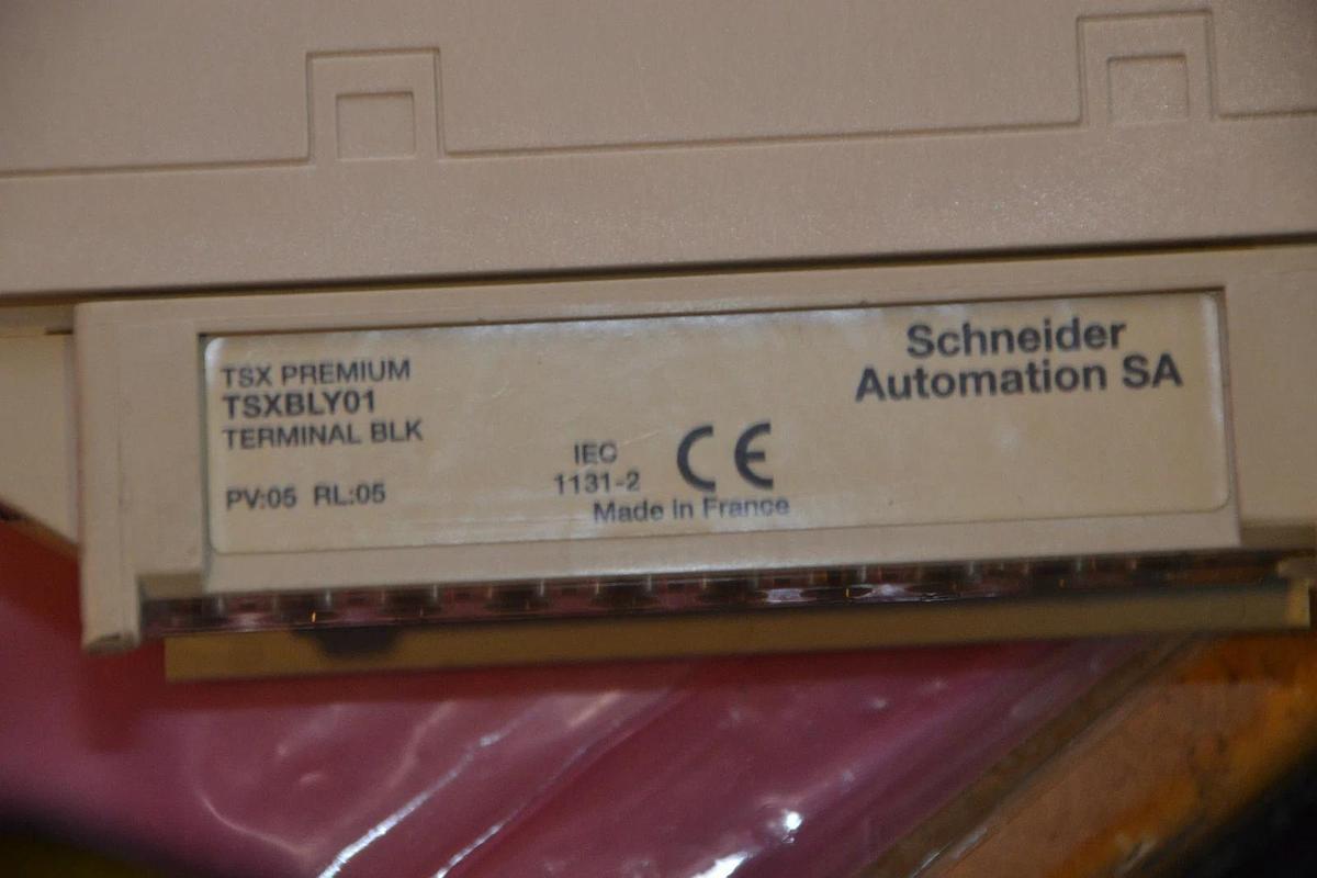Used LOT OF 2 SCHNEIDER AUTOMATION SA TSX PREMIUM TERMINAL BLOCK TSXDSY08T22 24 VDC