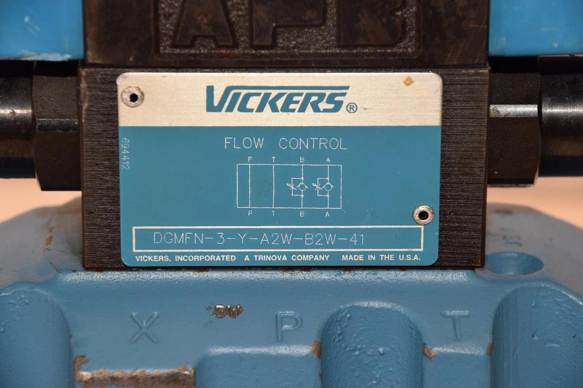 Vickers DG5V76C2TMUH730 DG4V-3-6C-M-U-H7-60 Directional Control Valve NOS