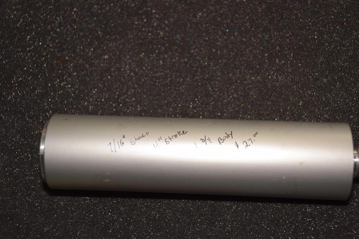 PNEUMATIC CYLINDER 7/16" SHAFT 4" STROKE 1-3/4" BODY NO NAME NEW