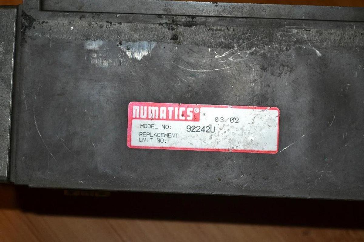 Used NUMATICS 92242U VALVE with 0-160psi Gauge