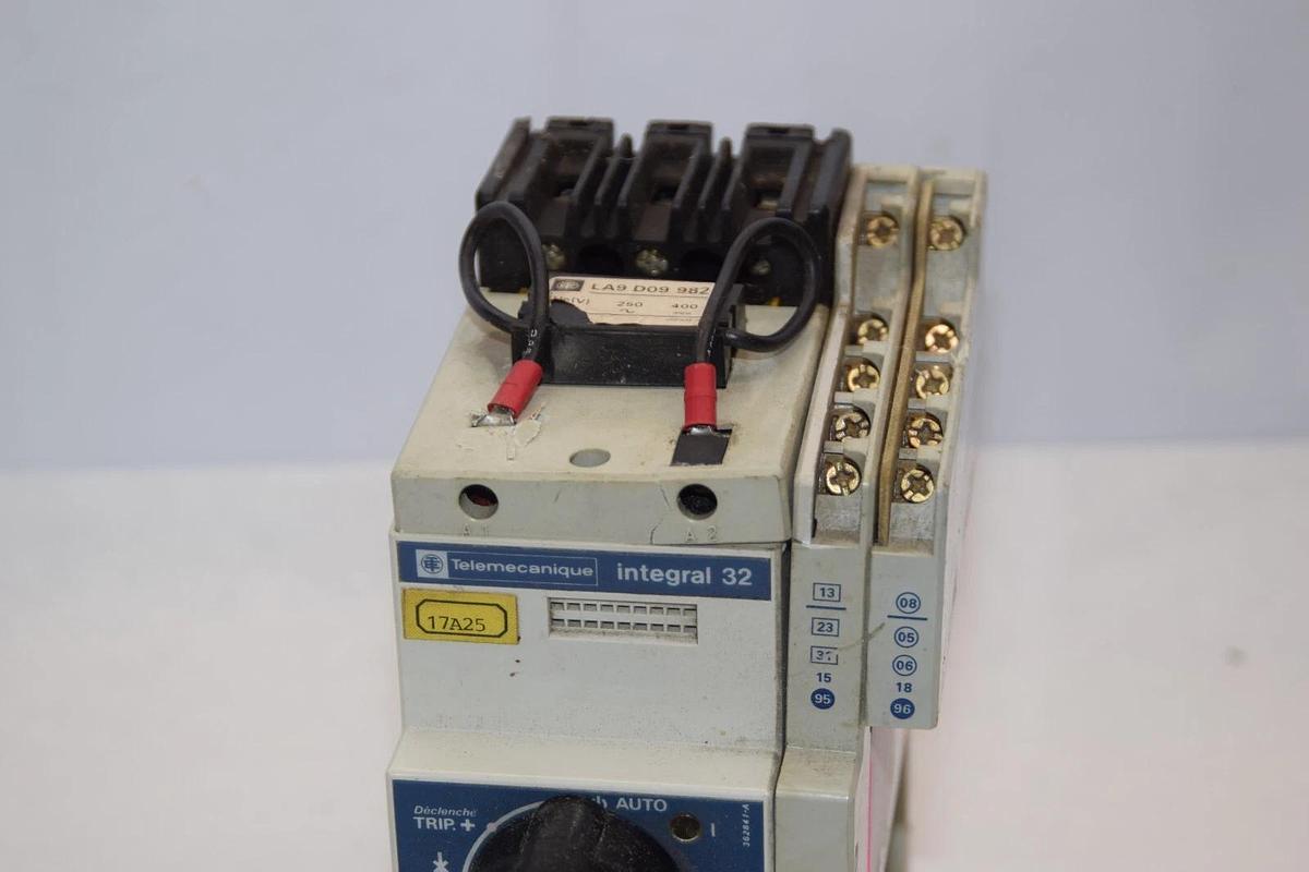 Used TELEMECANIQUE LD4-LC130 With LB1-LC03L13 Motor Starter LA1-LC010 Contact *Crack*