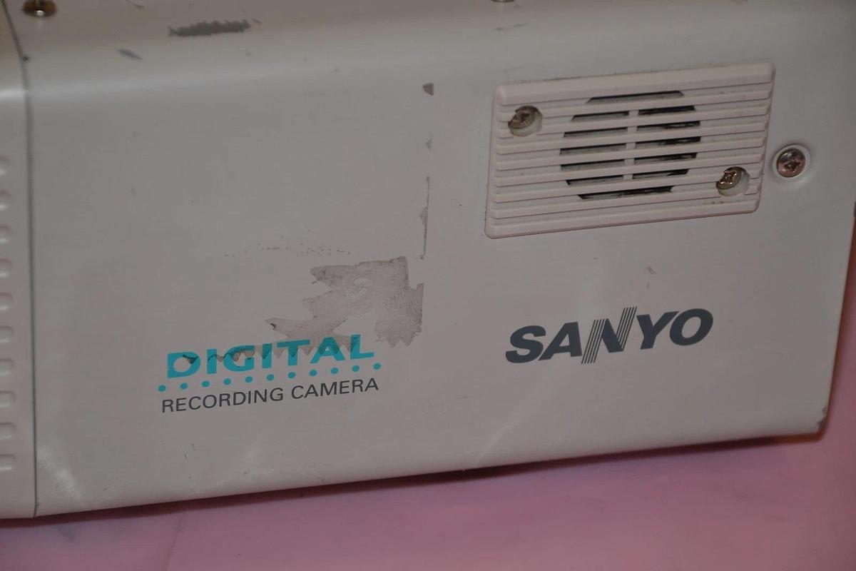 Used SANYO DSR-C100 DSRC100 13.8V 10.5W 1.5 MEGA PIXELS DIGITAL RECORDING CAMERA